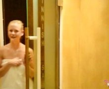 Blondehexe – Fremden in der Sauna gefickt